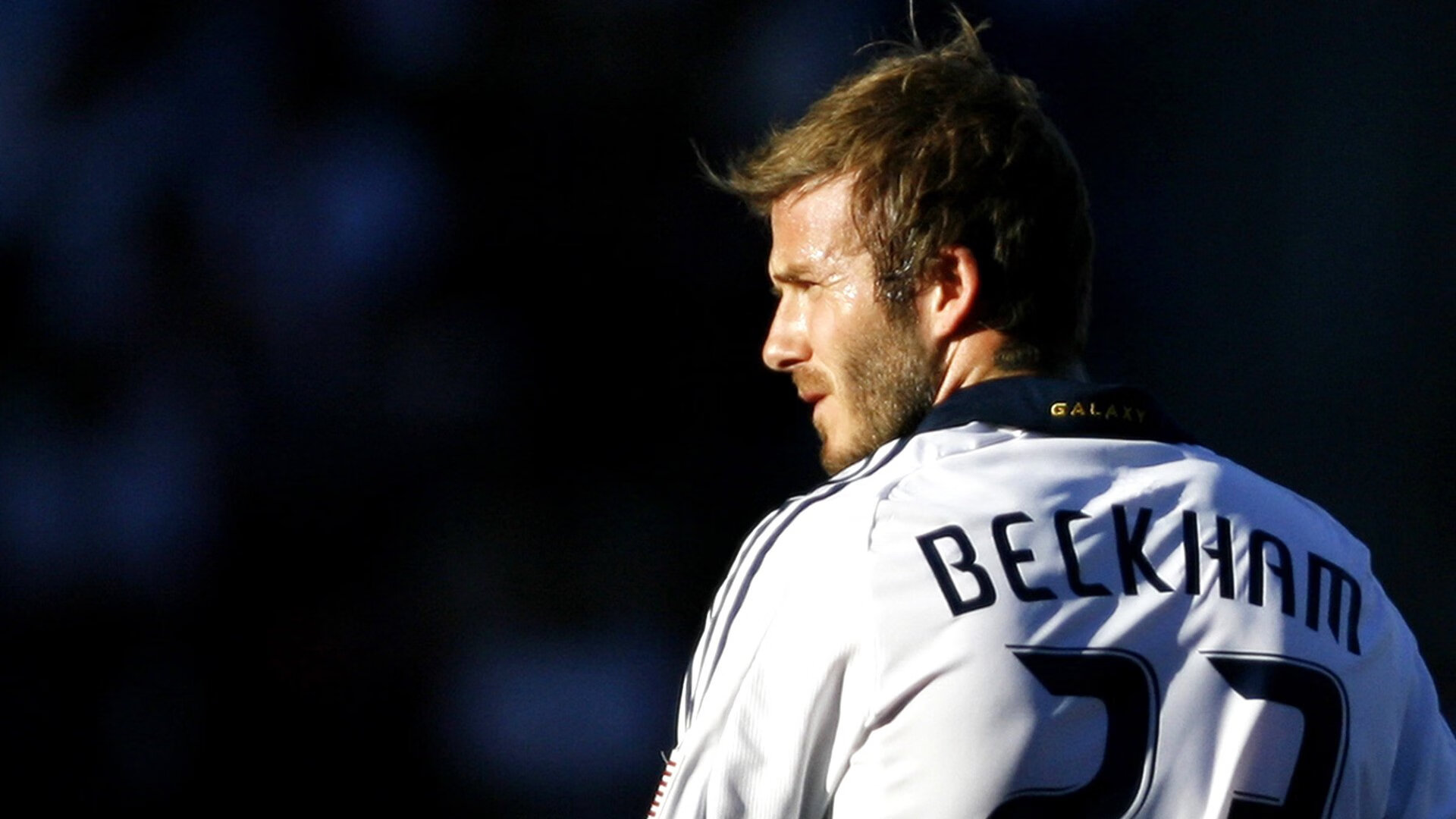 中超联赛激战正酣,海港领跑积分榜,泰山紧追不舍,保级大战白热化