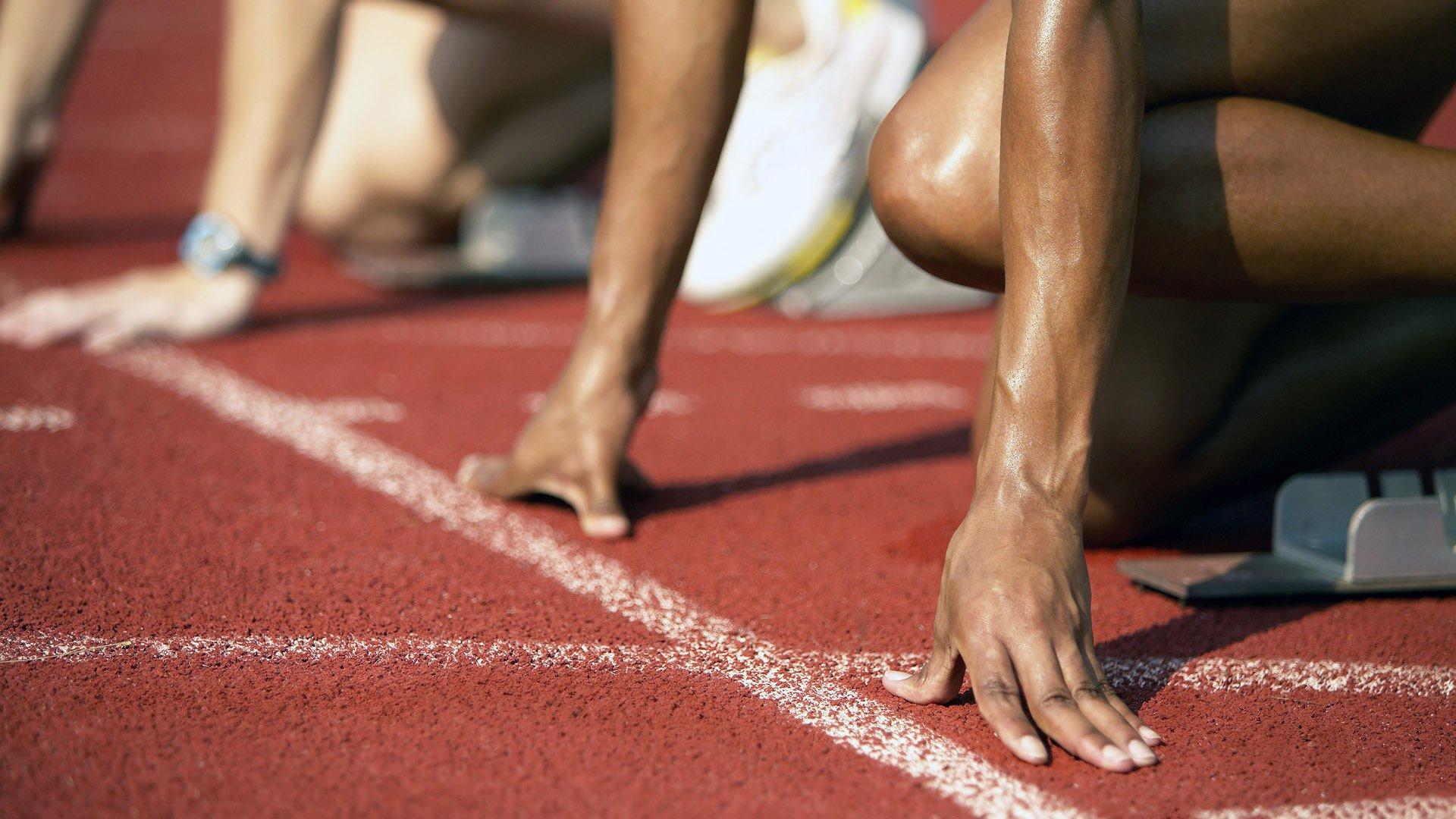 西甲联赛激战正酣，皇马与巴萨上演巅峰对决