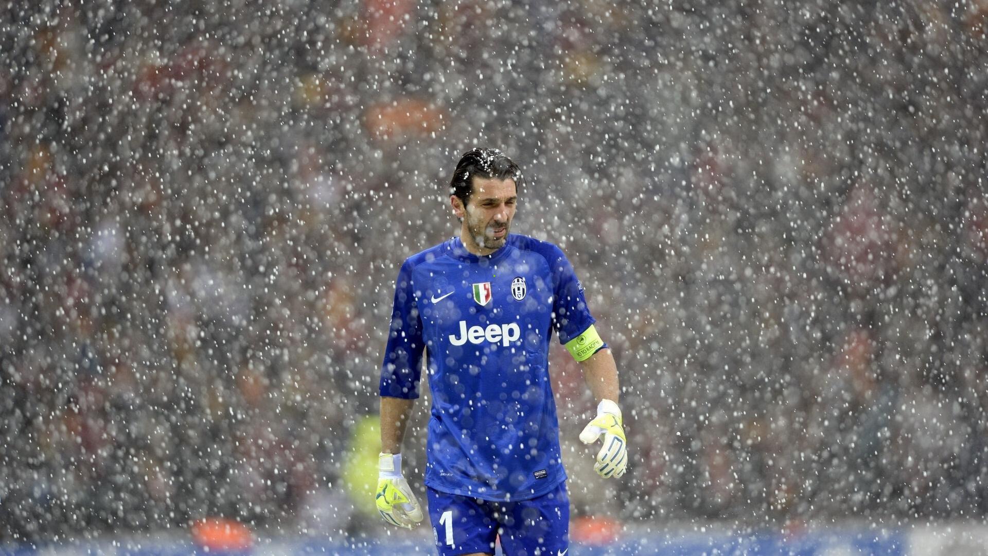 意甲争冠白热化,国际米兰紧咬尤文图斯,米兰双雄上演巅峰对决