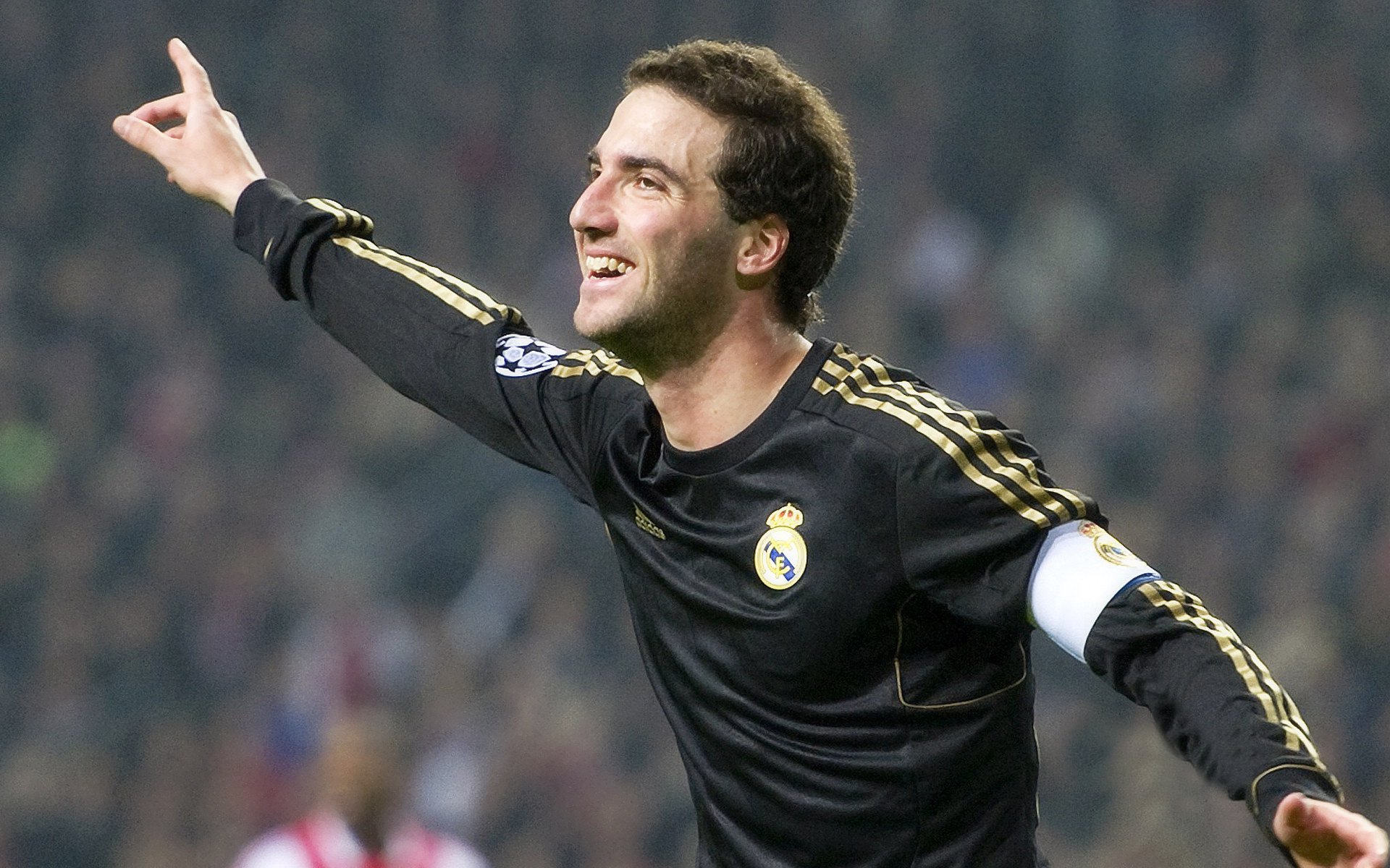 转会市场风云再起,豪门争抢新星,天价合约重塑足坛格局